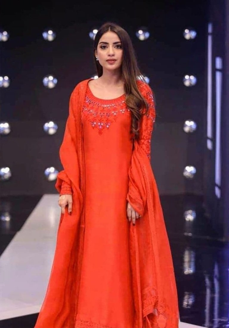 Top 18 Beautiful Dresses Worn By Pakistani Actresses In Ramadan ...