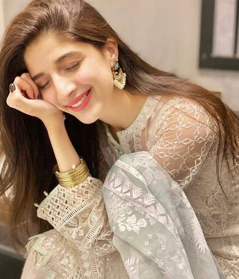 Mawra Hocane Knows How To Style Eastern Dresses With Elegance