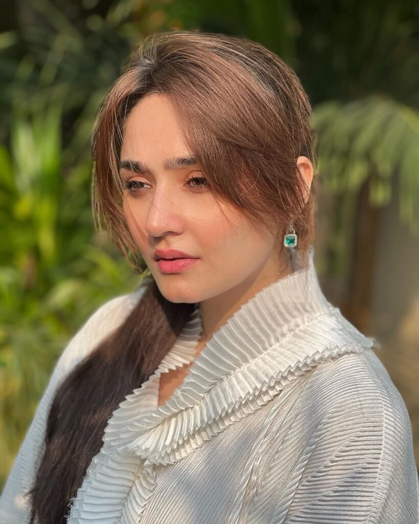 Dur e fishan Saleem looks cute in her recent pictures